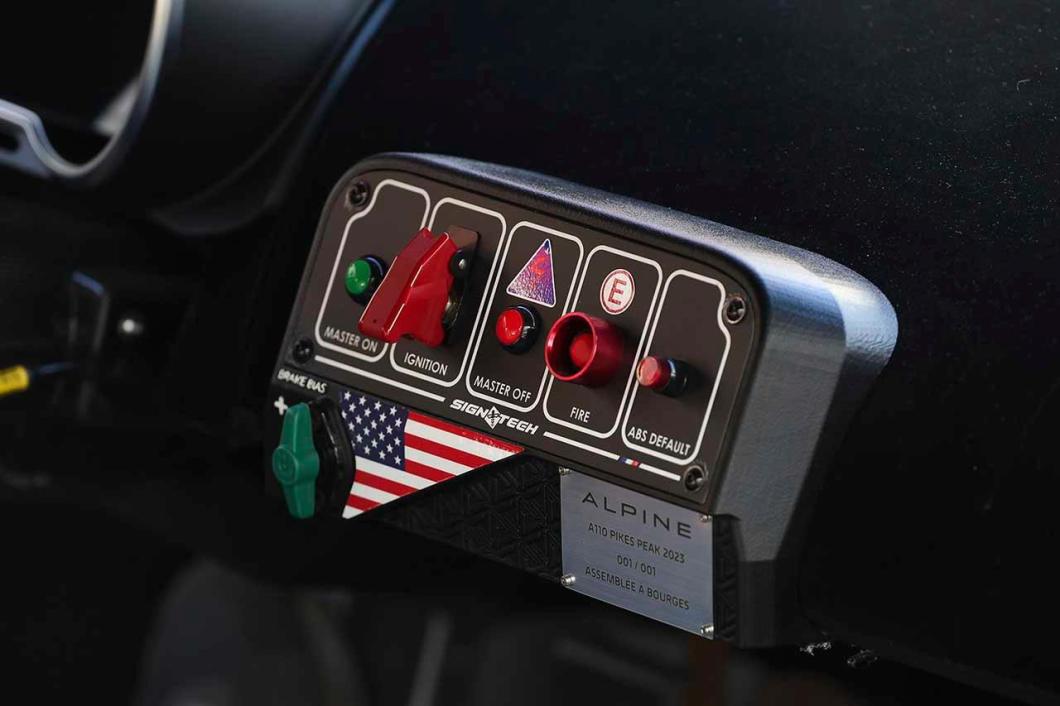 découvrez comment peugeot continue de persévérer dans l'industrie automobile tandis que la marque alpine prend son envol vers de nouveaux sommets.