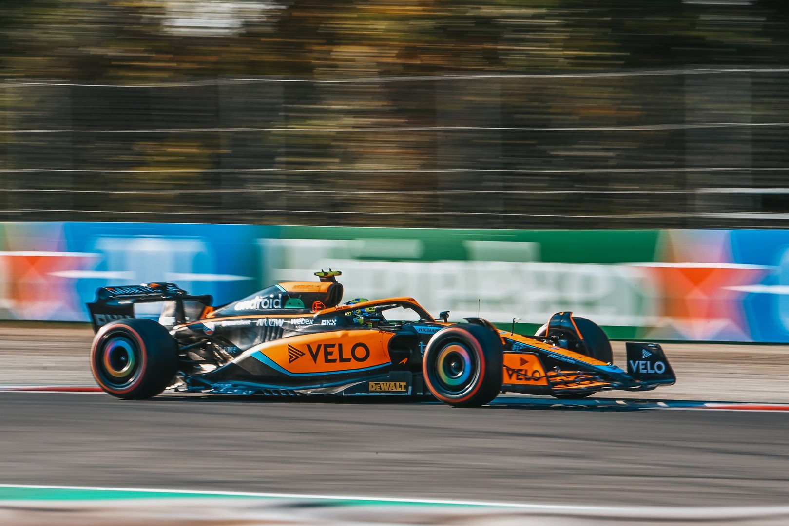 découvrez les clés du retour d'hadjar et russell en f1, la nouvelle stratégie repensée de mclaren, et les 5 questions essentielles à suivre cette saison.