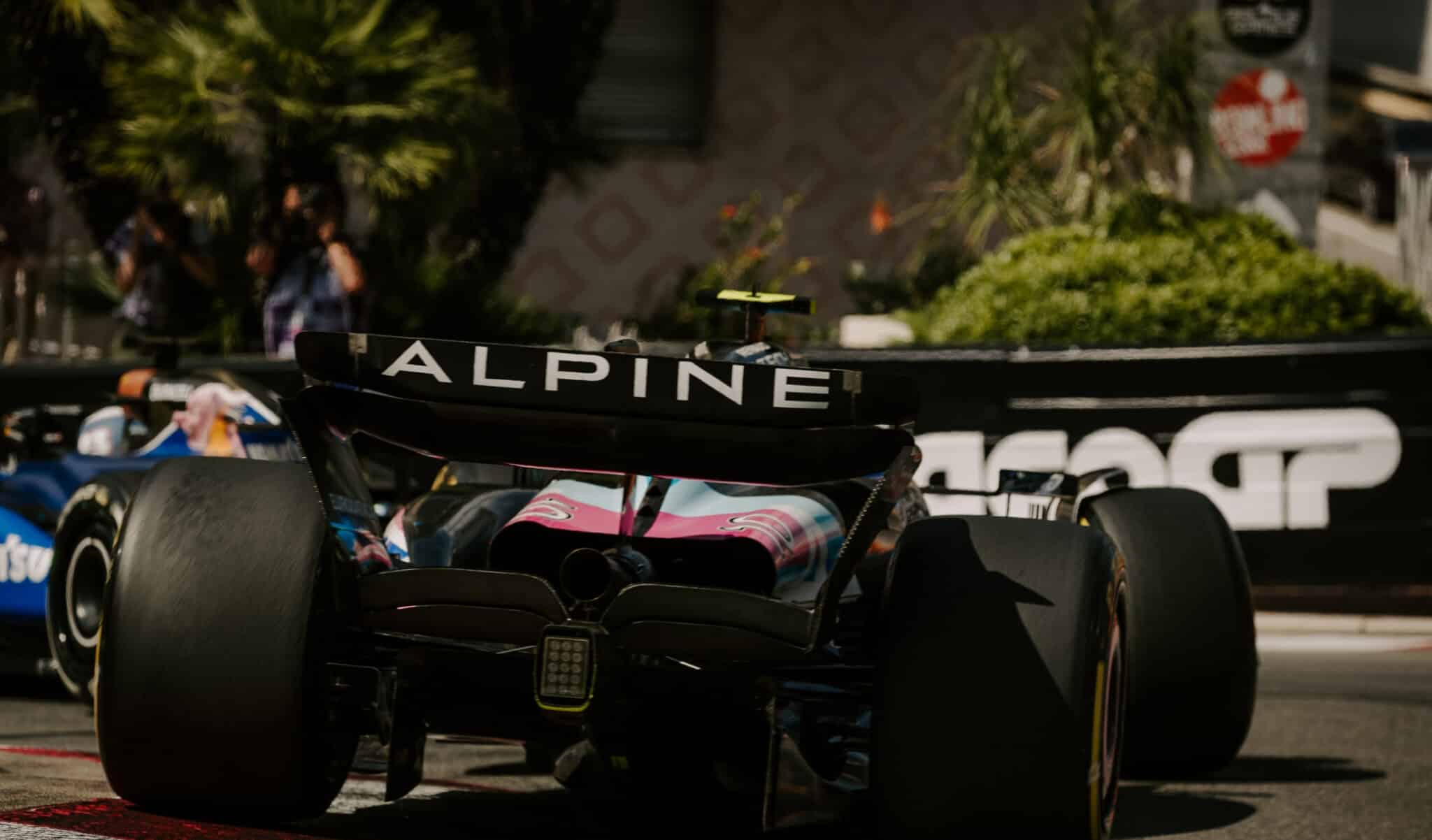 découvrez la collaboration exclusive entre gucci et alpine f1, alliant luxe et performance pour une collection unique de vêtements et accessoires inspirés de la formule 1.