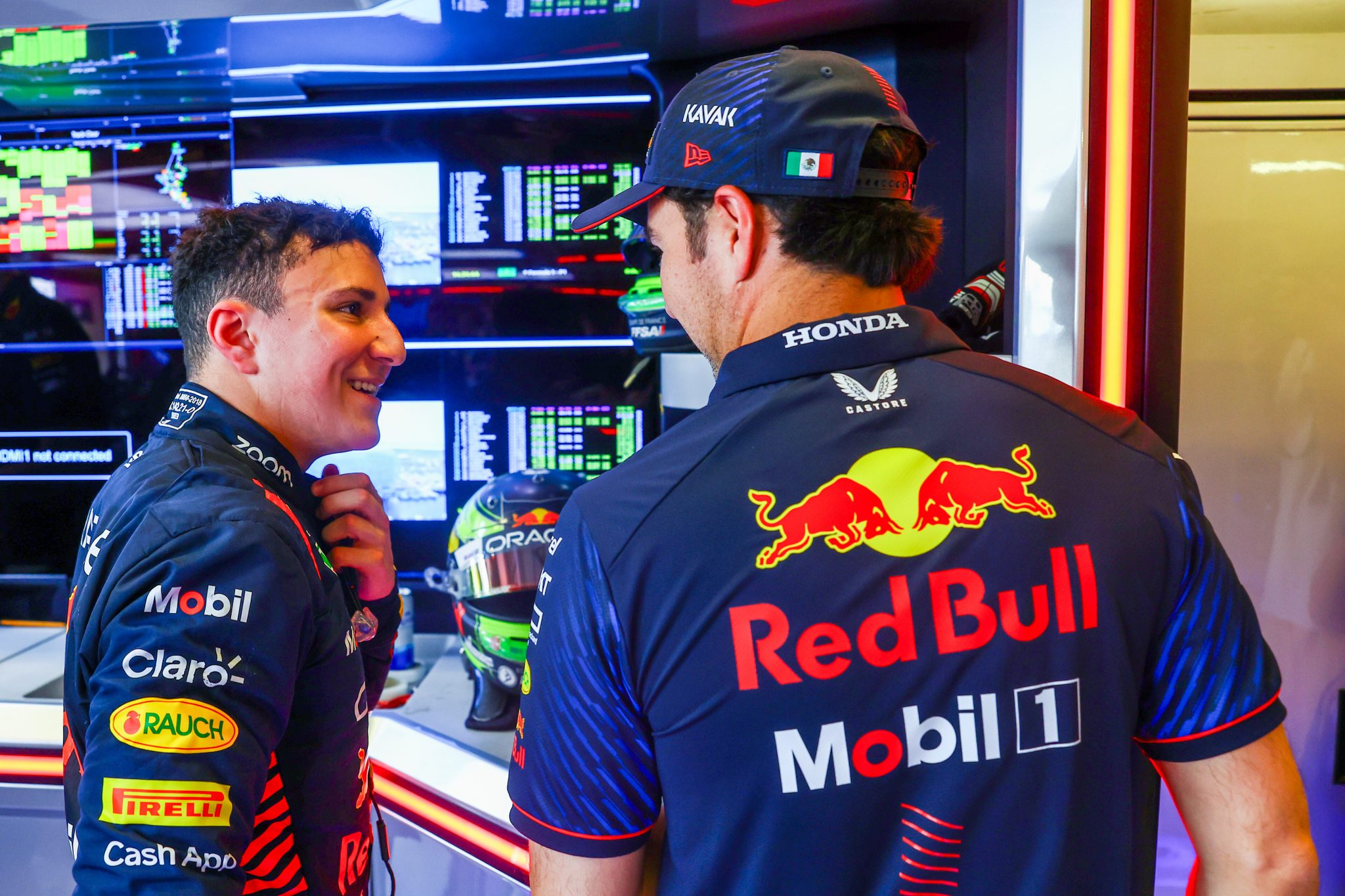 red bull présente ses excuses à hadjar suite à sa disqualification, soulignant leur engagement envers le fair-play et la transparence dans la compétition.